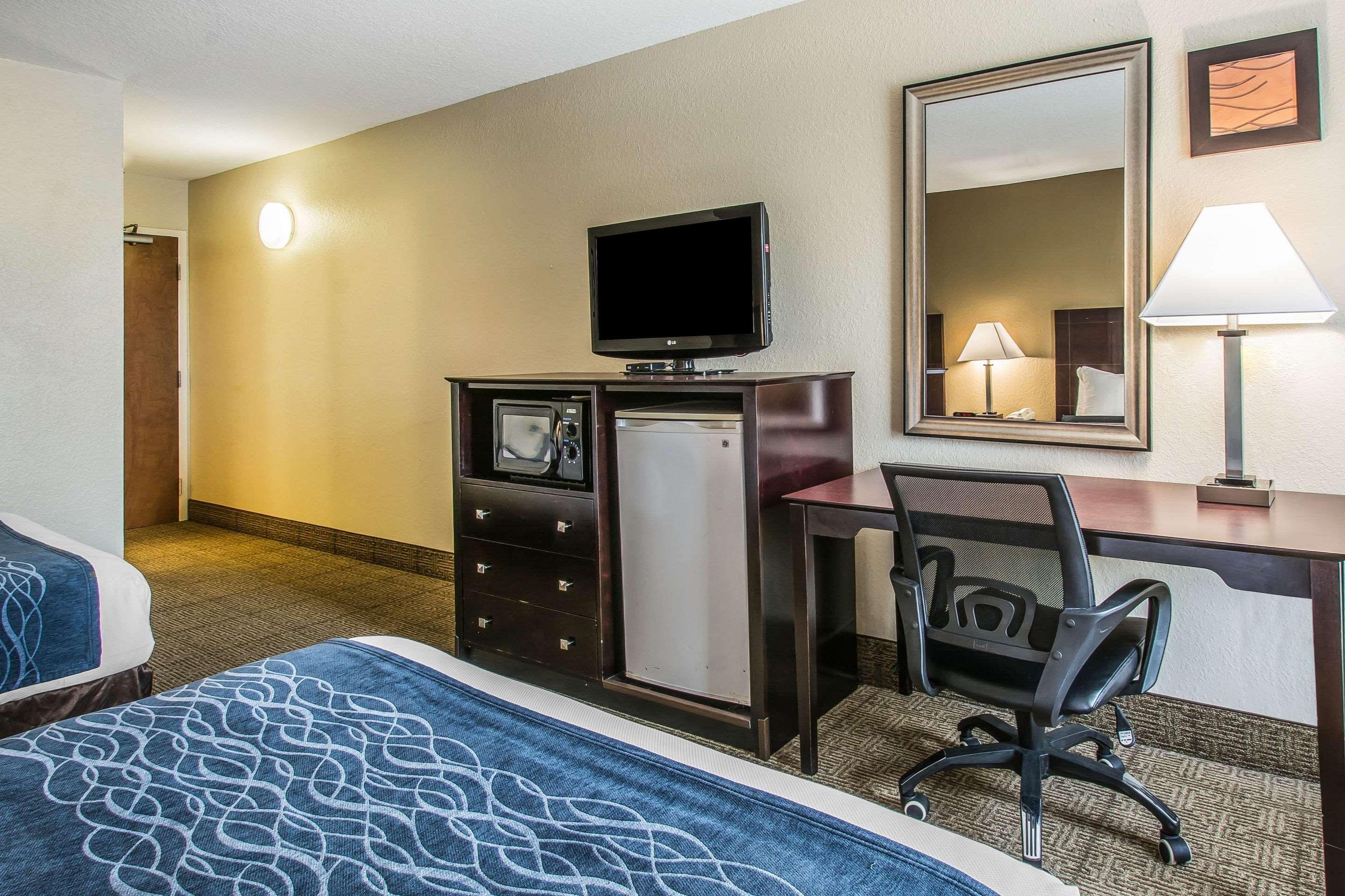 Hotel Comfort & - Near University